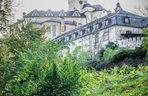 Ten zamek wygląda jak z filmu fantasy.  Leży tuż przy granicy z Polską 