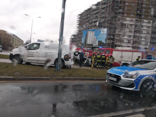 Białystok. Dachowanie samochodu osobowego na ul. Antoniukowskiej