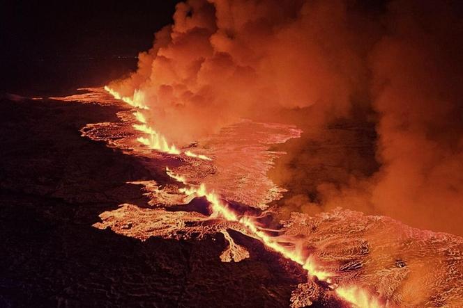 Ogromny wybuch wulkanu! Wcześniej seria trzęsień ziemi