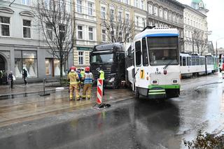 Ciężarówka uderzyła w tramwaj. Ogromne utrudnienia w centrum Szczecina