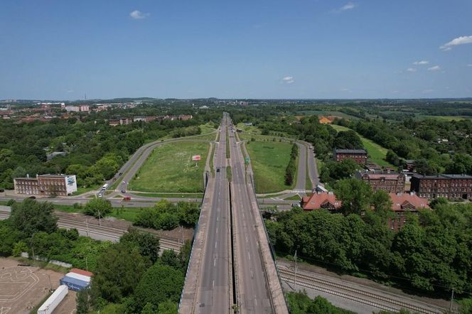 Bytom. Wiadukt na al. Jana Pawła II w fatalnym stanie. Drogowcy zamykają jezdnię