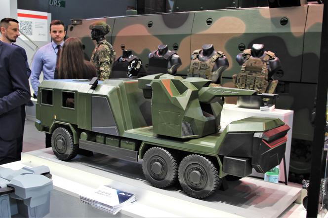 Model armaty 35 mm na podwoziu Jelcz prezentowany na Eurosatory 2024