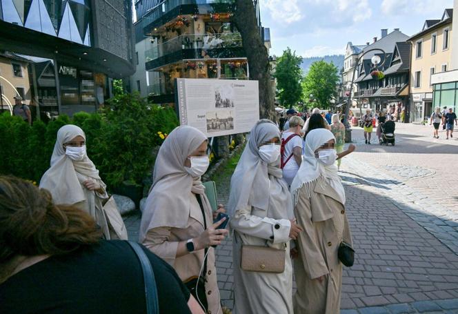 Arabowie pokochali Zakopane. Kelnerka zauważyła ciekawą rzecz. Zaskakujące!