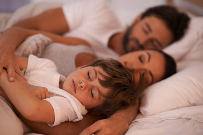 Do jakiego wieku dzieci powinny spać z rodzicami? Zdania są podzielone