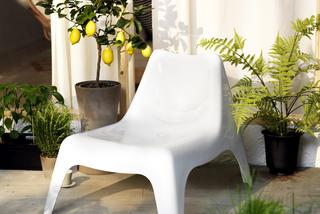 Biały fotel do modnej aranżacji balkonu w mieście