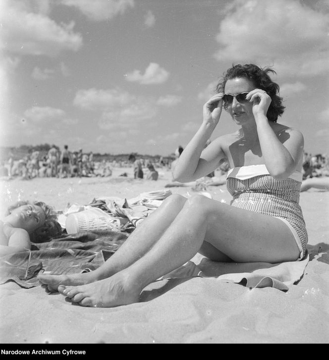 QUIZ PRL. Seksbomby znad Bałtyku. W czym opalały się nasze matki i babki? 15 pytań o plażowanie w stylu PRL
