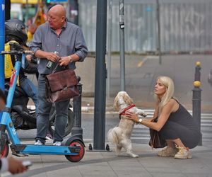 Jasnowidz Jackowski przyłapany w Warszawie. Młodsza, atrakcyjna kobieta i luksusowe zakupy