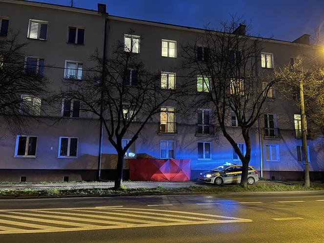 Makabra w Pruszkowie. 82-latek runął z pierwszego piętra. Nie żyje