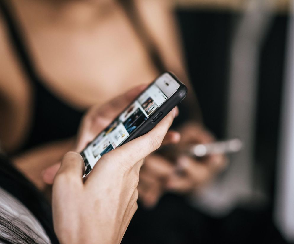 Spędzasz godziny na oglądaniu tiktoków i rolek na Instagramie? Zobacz, jak to wpływa na twój mózg 