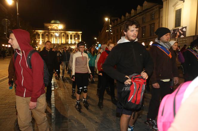 Nightskating. Warszawiacy przejechali stolicę na rolkach [Zdjęcia]