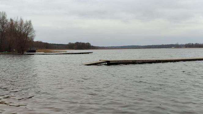 Plaża w Nowym Dębcu zalana