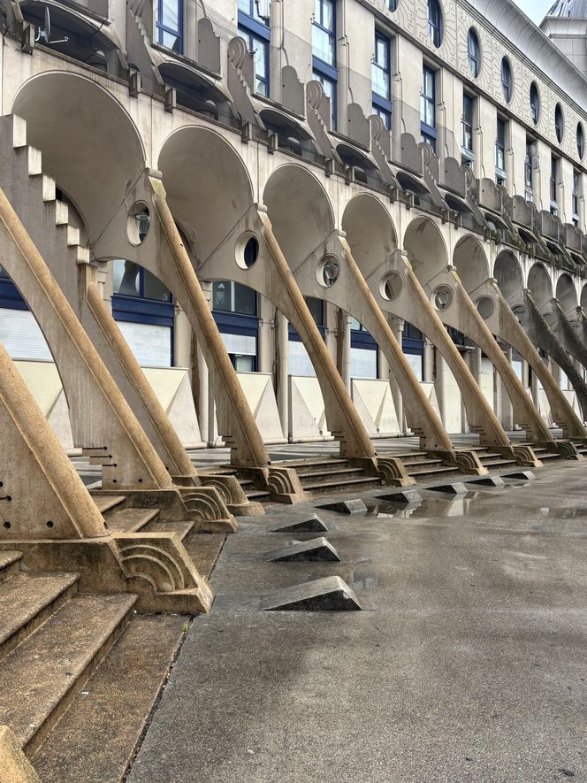 Picasso's Arenas. Budynek mieszkalny położony w Noisy-le-Grand pod Paryżem