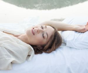 Tak robią w ekologicznych SPA. Wlej do butelki i spryskaj pościel. Poczujesz się jak na śródziemnomorskich wakacjach. Naturalne perfumy do sypialni
