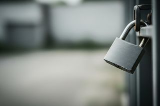 Akcja Wszystkich Świętych 2025. Jakie zmiany czekają na kierowców w okolicy cmentarzy?