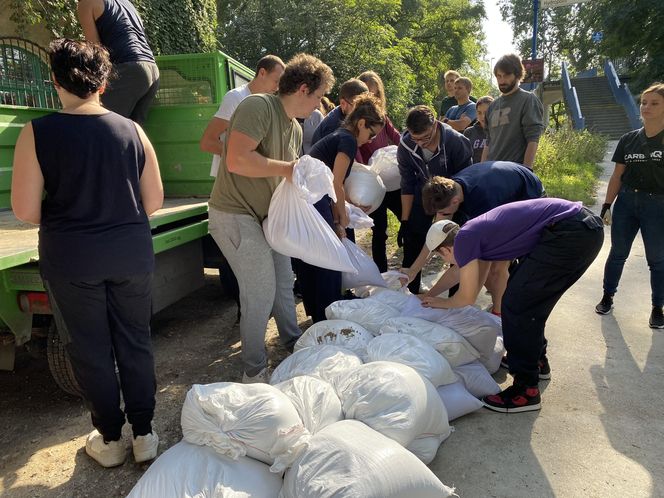 Sytuacja powodziowa we Wrocławiu: Mieszkańcy razem ratują wrocławskie zoo. "Nie chodzi tylko o zwierzęta"