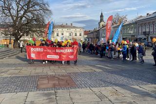 Pochód wolontariuszy z okazji Międzynarodowego Dnia Wolontariusza
