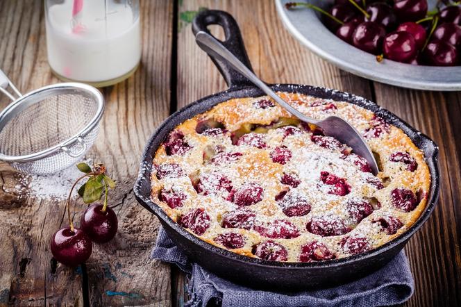 Placek z mrożonymi owocami z patelni: przepis na ciasto zabieganej Pani domu