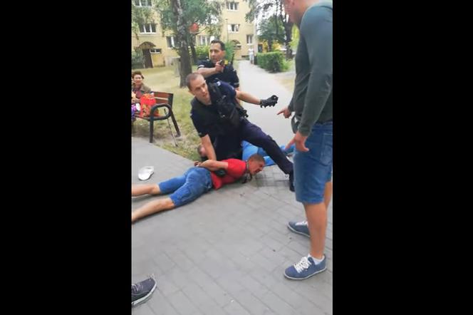 Niebezpieczna akcja policji na ul. Hutniczej w Lublinie. Za poszukiwanym przestępcą ujął się tłum gapiów