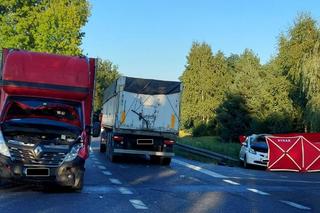 Śmiertelny wypadek pod Wieluniem! 62-latek ofiarą zderzenia trzech pojazdów [ZDJĘCIA].