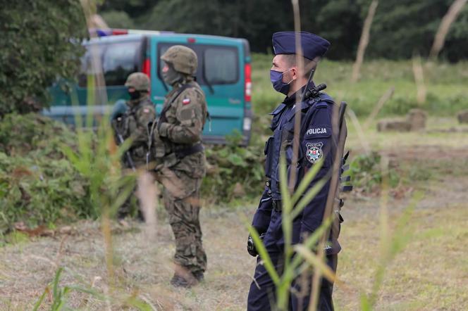 Policja i wojsko w pobliżu miejscowości Usnarz Górny