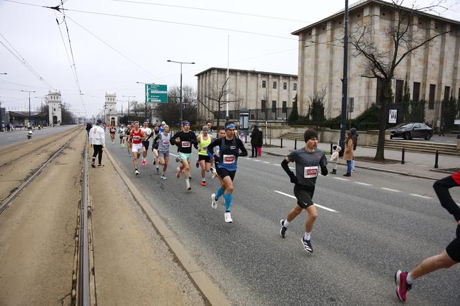 Bieg na Piątkę 2024, Warszawa - zdjęcia. Biegłeś? Szukaj się w galerii!