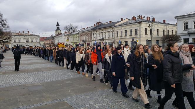 Maturzyści z Nowego Sącza zatańczyli poloneza na Ryku 