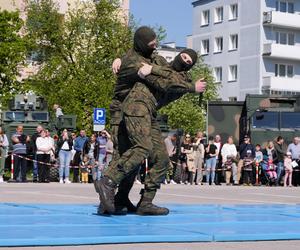 Ponad stu żołnierzy na Placu Solidarności w Olsztynie. Złożyli uroczystą przysięgę [ZDJĘCIA]