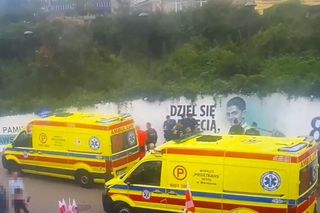 Mężczyzna spadł z muru i przestał oddychać! Heroiczna akcja policjantów