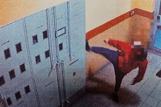 Absurd w Jeleniej Górze. Mężczyzna dewastował klatkę schodową. Wypróżniał się na podłogę