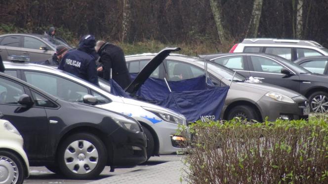 Dwie młode osoby znalezione martwe w sobotę na parkingu przy centrum handlowym w Markach