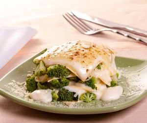 Lasagne wegetariańska z brokułami. Ten sos sprawi, że kubki smakowe eksplodują