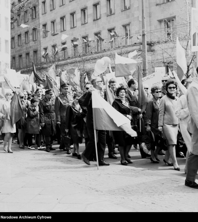 QUIZ PRL. Pochody 1-majowe: spontaniczne, czy obowiązkowe? Komplet punktów tylko dla znawców PRL-u