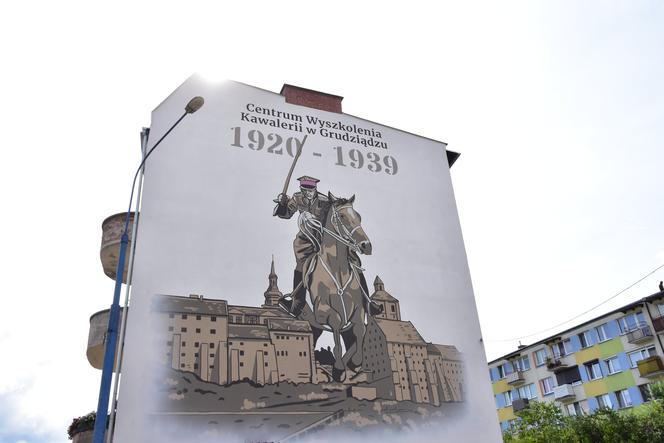 Kawaleryjski mural zdobi ulicę Chełmińską w Grudziądzu 