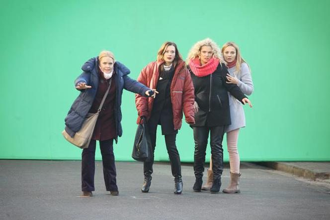 Przyjaciółki 3 sezon odc. 39. Zuza (Anita Sokołowska), Anka (Magdalena Stużyńska), Inga (Małgorzata Socha), Patrycja (Joanna Liszowska)