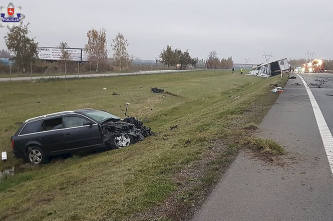 Zasnął za kierownicą Audi i wjechał wprost pod ciężarówkę