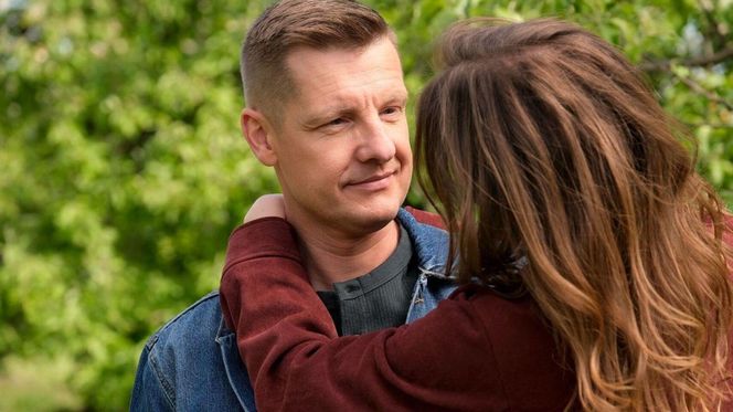 M jak miłość, odc. 1875. Franka (Dominika Kachlik),  Paweł (Rafał Mroczek)