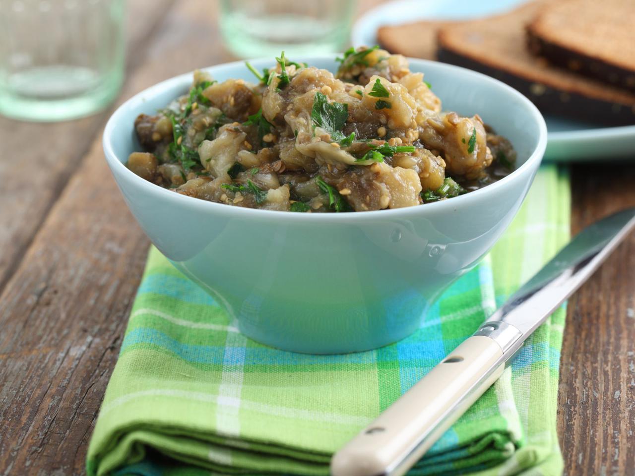 Sałatka z bakłażana i mięty  - rześka i sycąca letnia przekąska