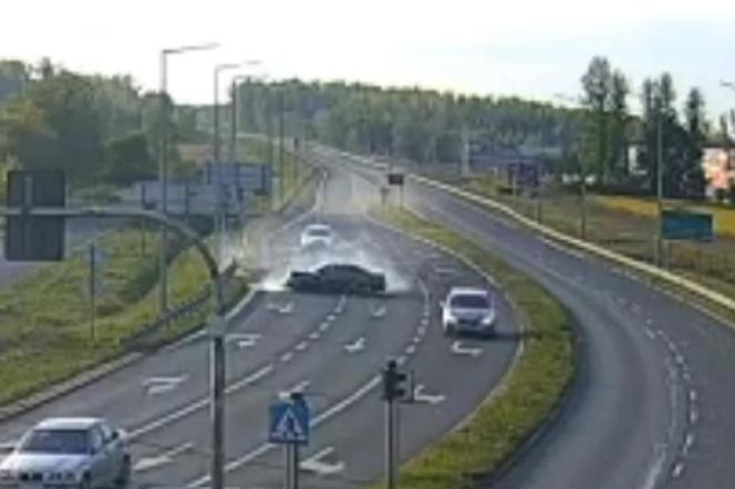 Legnica. 58-latek z volkswagena zszokował innych kierowców. Wszystko się nagrało [ZDJĘCIA]