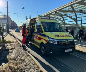 Warszawa: 14-latek wpadł po tramwaj w al. Solidarności! Nie usłyszał nadjeżdżającego pojazdu