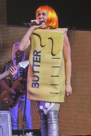 Miley Cyrus przebrania na koncerce w Vancouver