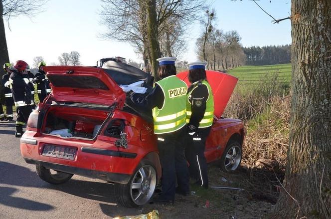 Tragiczny wypadek na Kociewiu. W Dąbrówce 16-latek wypadł z kabrioletu i zginął