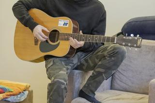 Tak mieszka poseł Dobromir Sośnierz. ma w domu gitarę i pluszowego jednorożca 