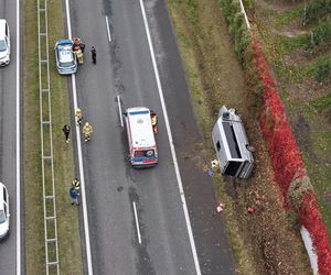 Wypadek busa na S7 pod Grójcem. 11 osób rannych, w akcji śmigłowiec LPR