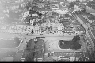 Archiwalne zdjęcia Placu Teatralnego i Pałacu Jabłonowskich