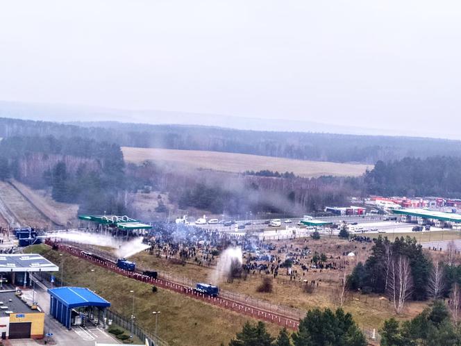 TRWA SZTURM na polską granicę. Migranci rzucają granatami hukowymi
