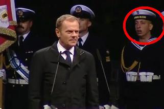 Premier Tusk przemawia na Westerplatte, a żołnierz ZIEWA