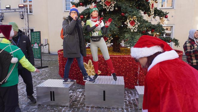 Bieg Mikołajów w Olsztynie. Około 400 osób pobiegło w charytatywnym celu [ZDJĘCIA]