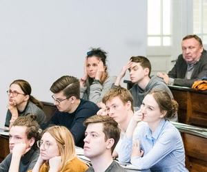 Studenci podczas wykładu, w górnym prawym rogu Prodziekan ds. Ogólnych dr inż. arch. Jerzy Grochulski, fot. Jędrzej Sokołowski