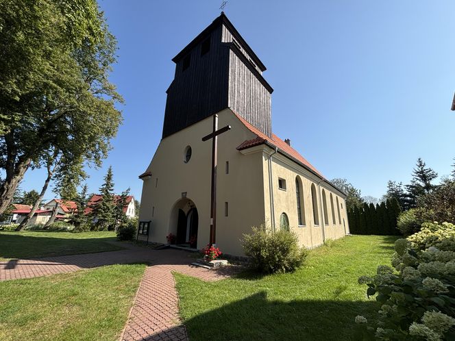 Wyjątkowy kościół w Okartowie. Wnętrze zapiera dech w piersiach