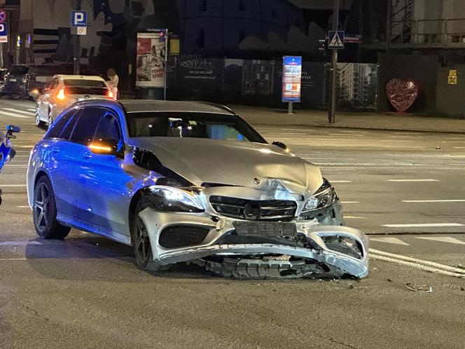 Potężne zderzenie radiowozu z luksusowym mercedesem. Kierujący osobówką: "to ja miałem zielone światło!"